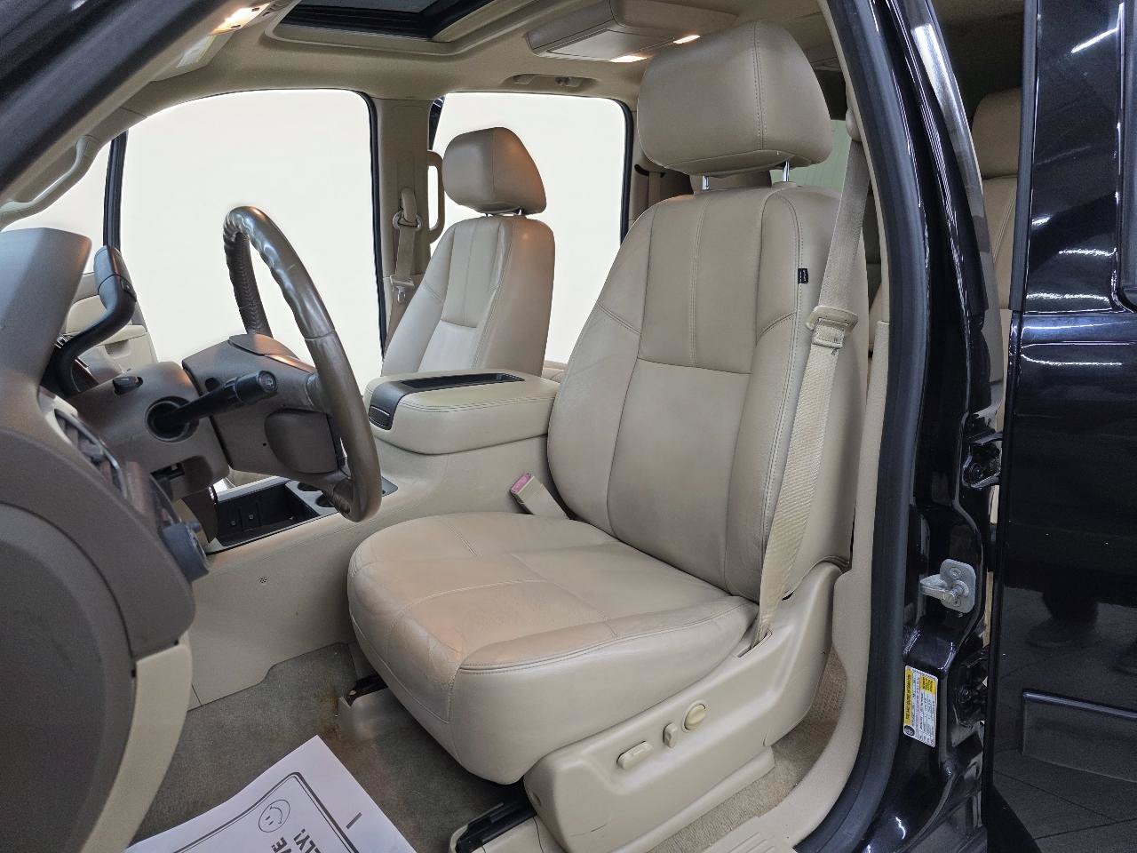 Used 2013 Chevrolet Suburban LT RWD image 16