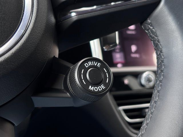 Certified 2026 Porsche Macan image 17