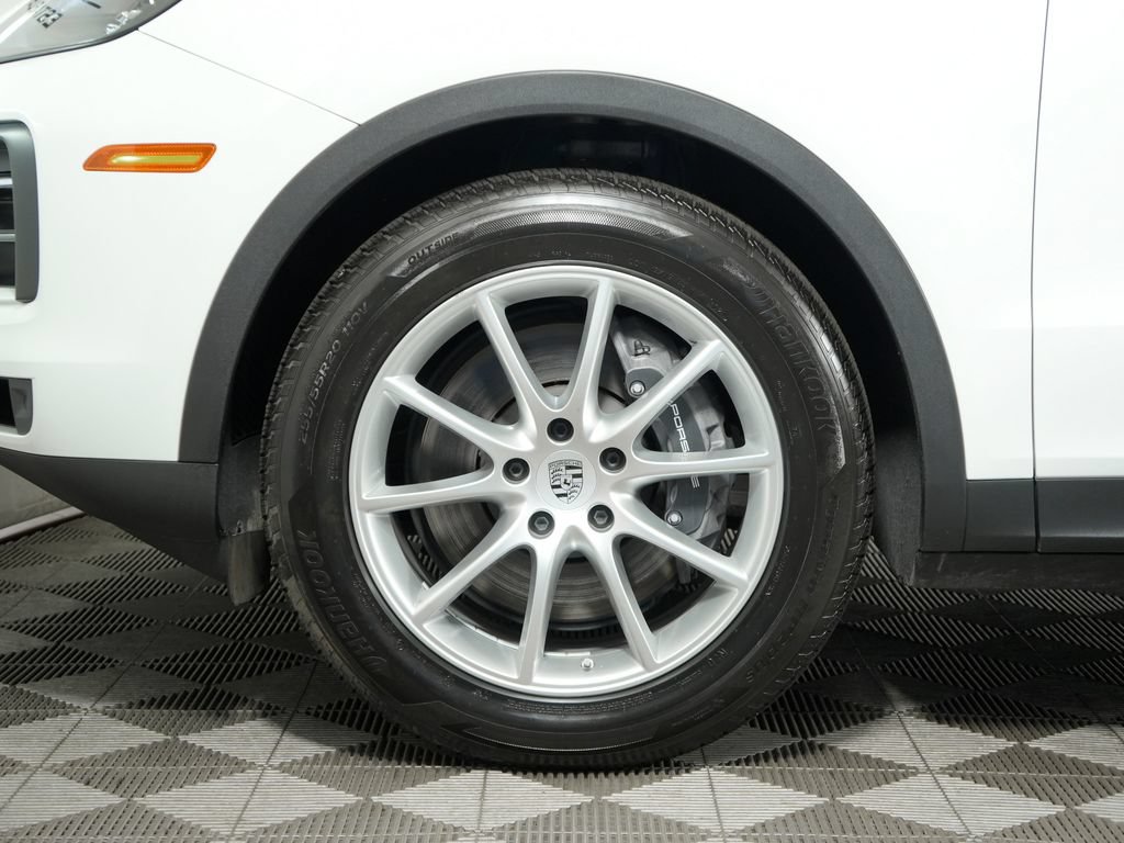 Certified 2024 Porsche Cayenne w/ Premium Package AWD/4WD image 13