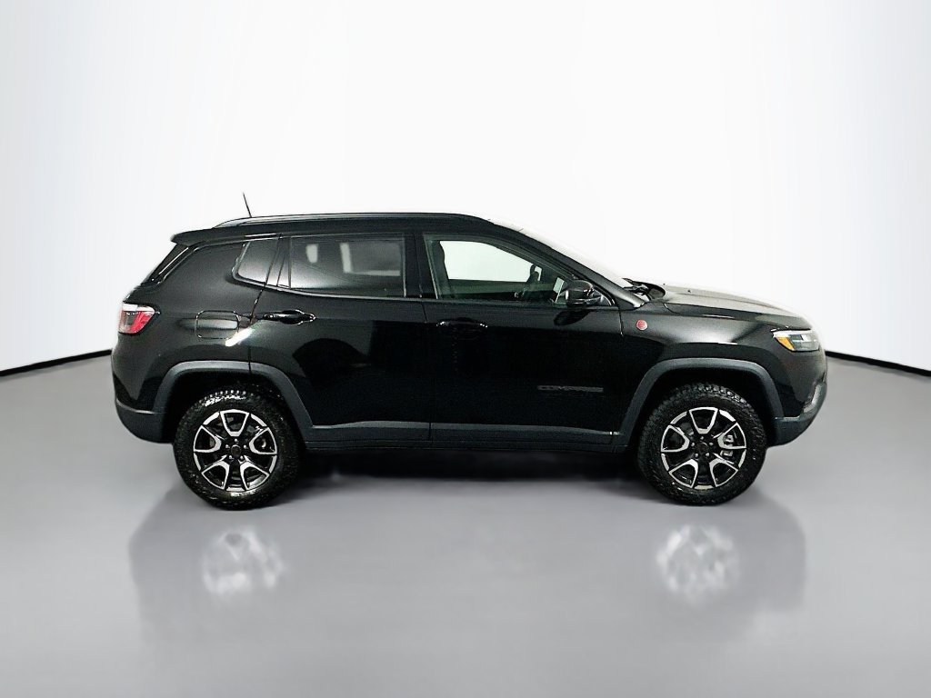 New 2026 Jeep Compass Trailhawk w/ Sun, Sound & Navigation Group AWD/4WD image 8