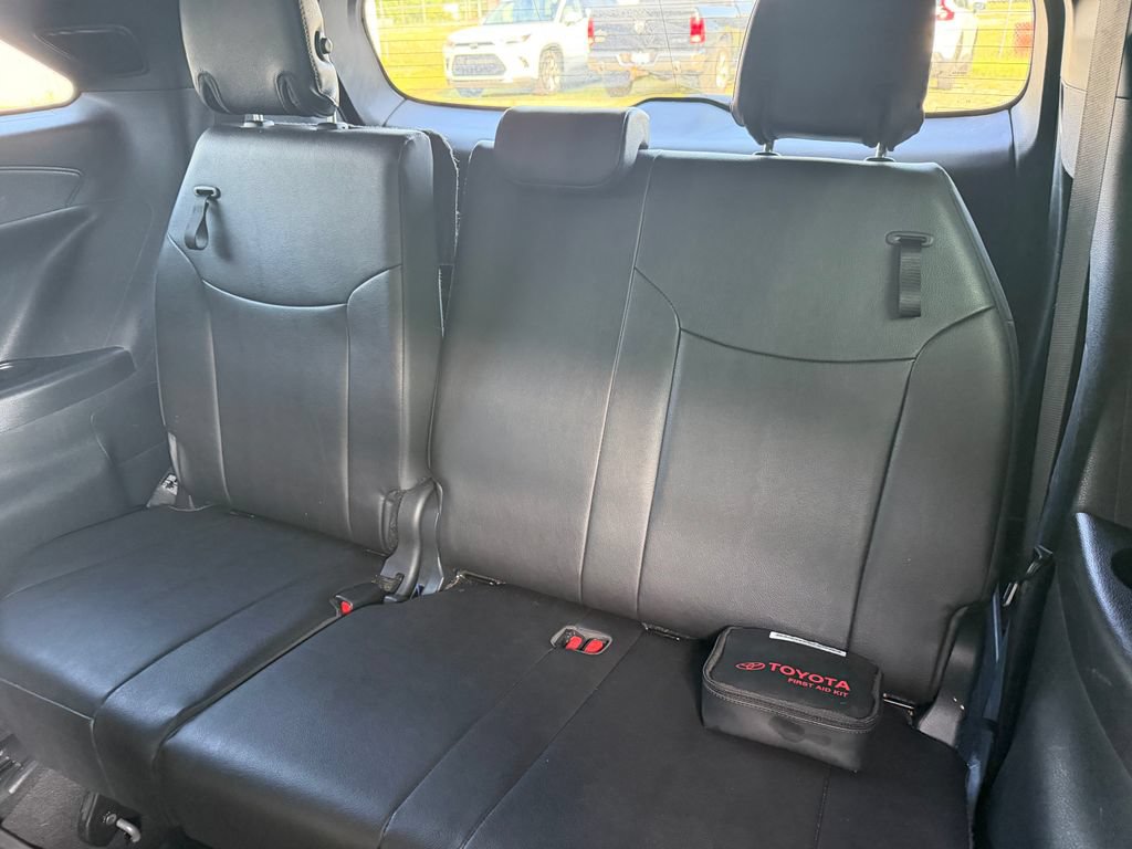 Used 2025 Toyota Sienna XLE Woodland Edition AWD/4WD image 23