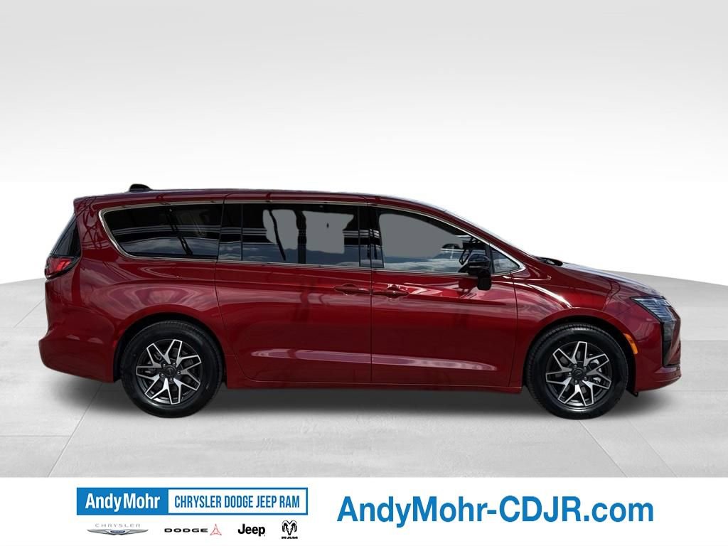 New 2027 Chrysler Pacifica Limited FWD image 8