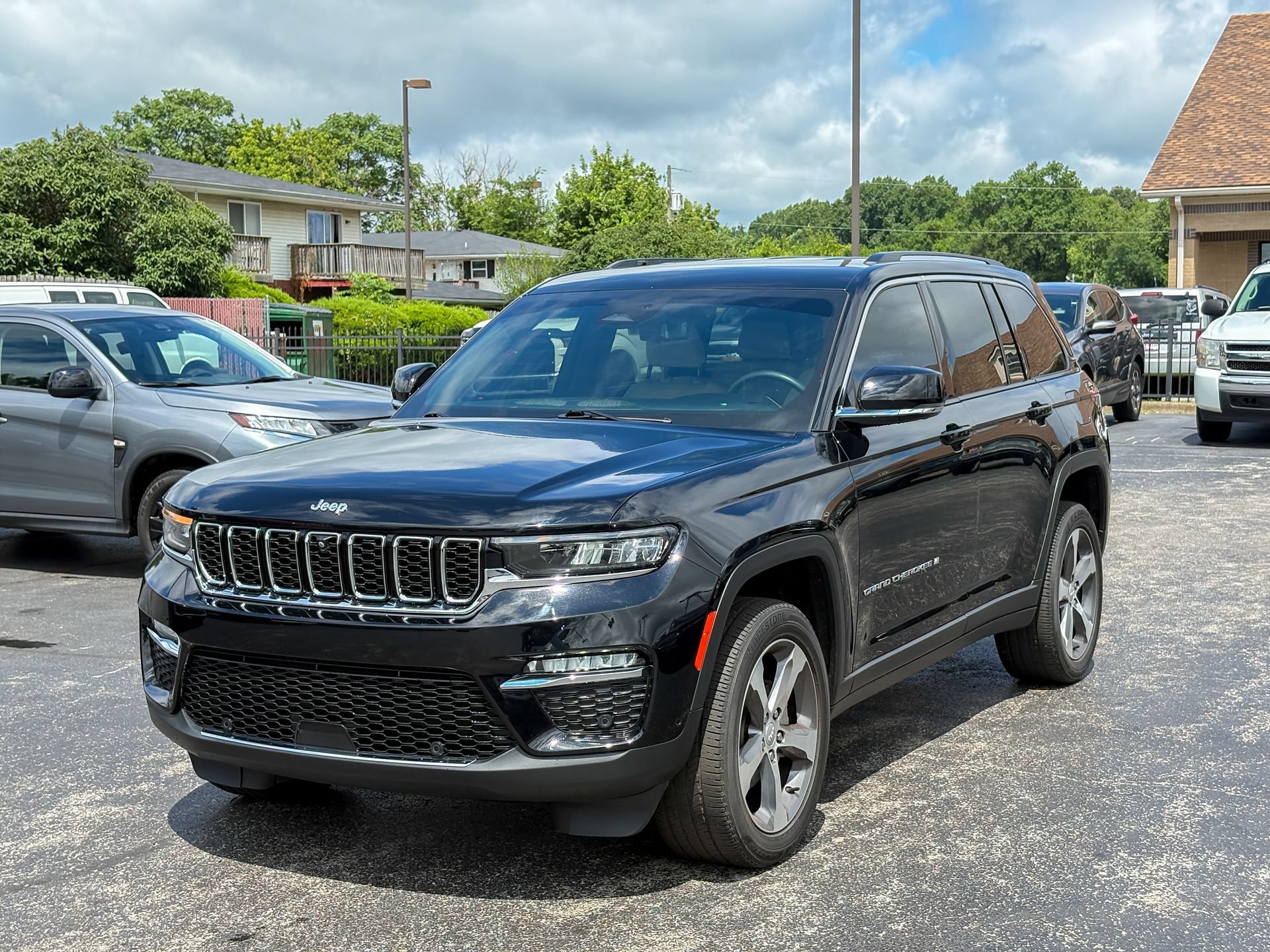Used 2023 Jeep Grand Cherokee Limited w/ Luxury Tech Group II AWD/4WD image 5