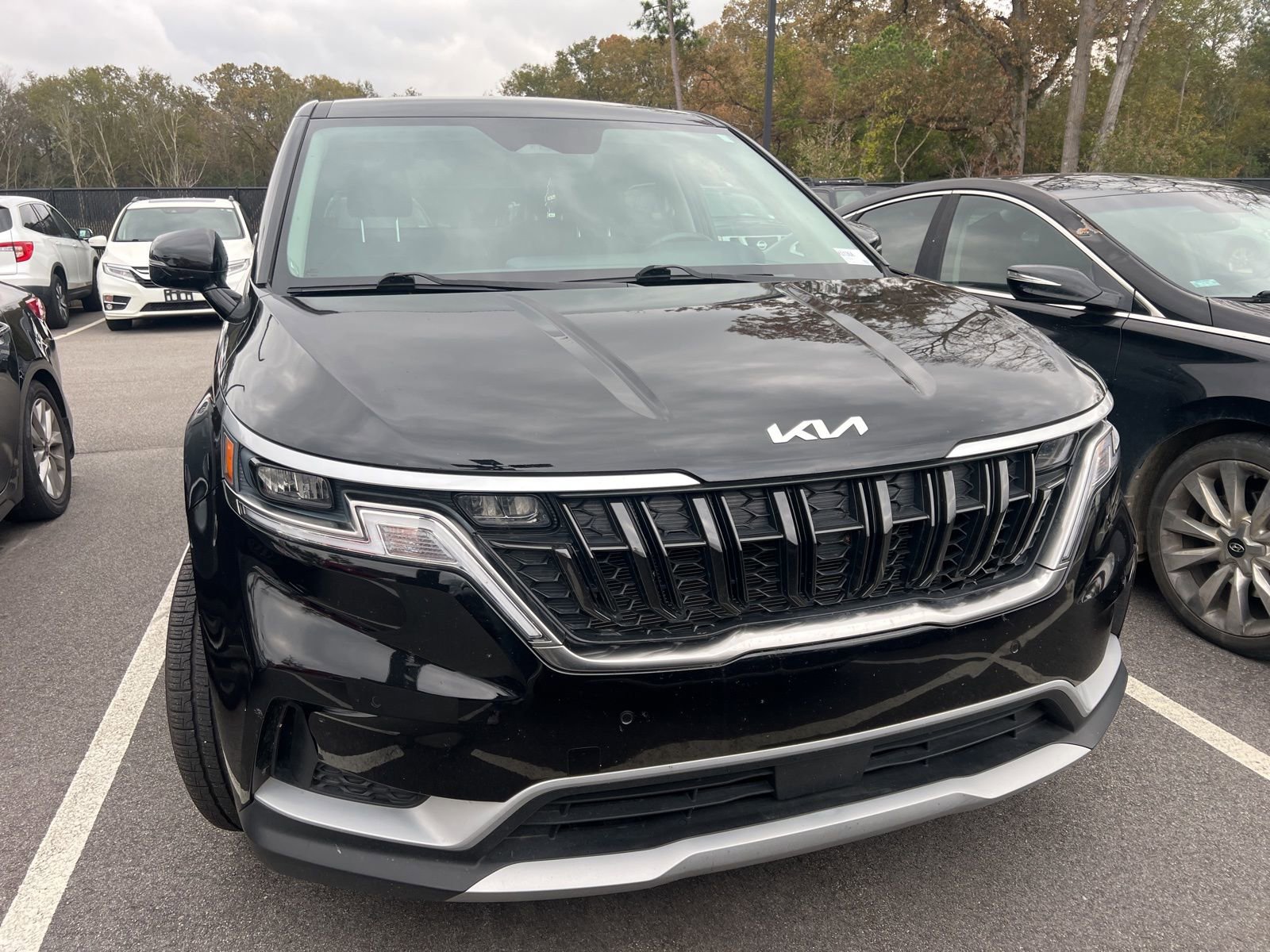 Used 2024 Kia Carnival EX image 2