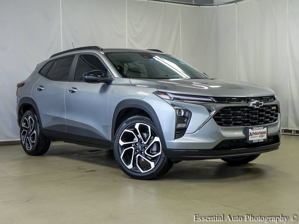 Used 2025 Chevrolet Trax RS FWD image 2