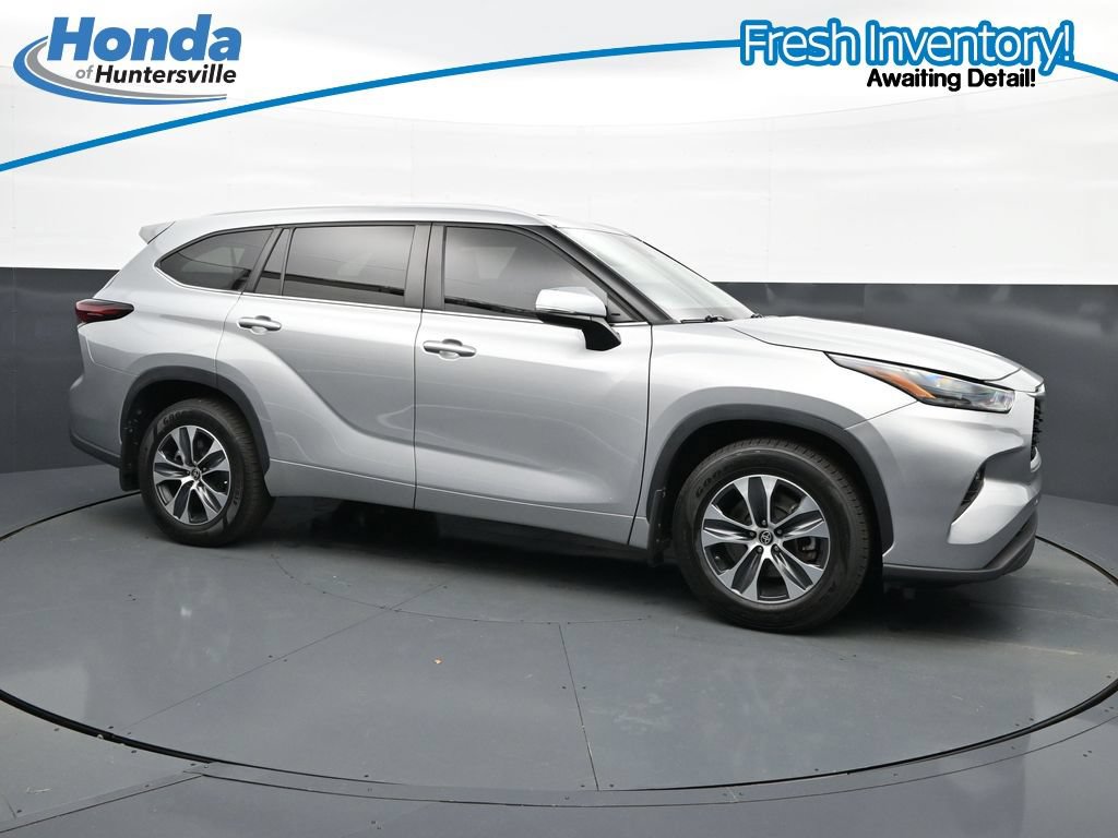 Used 2024 Toyota Highlander XLE FWD image 6