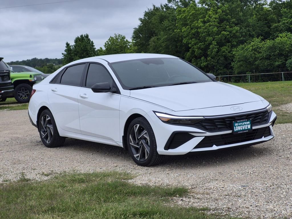 Used 2025 Hyundai Elantra Sport FWD image 2