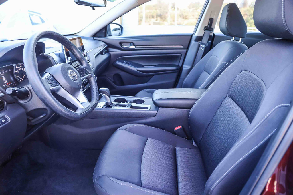 Used 2025 Nissan Altima 2.5 SV FWD image 18