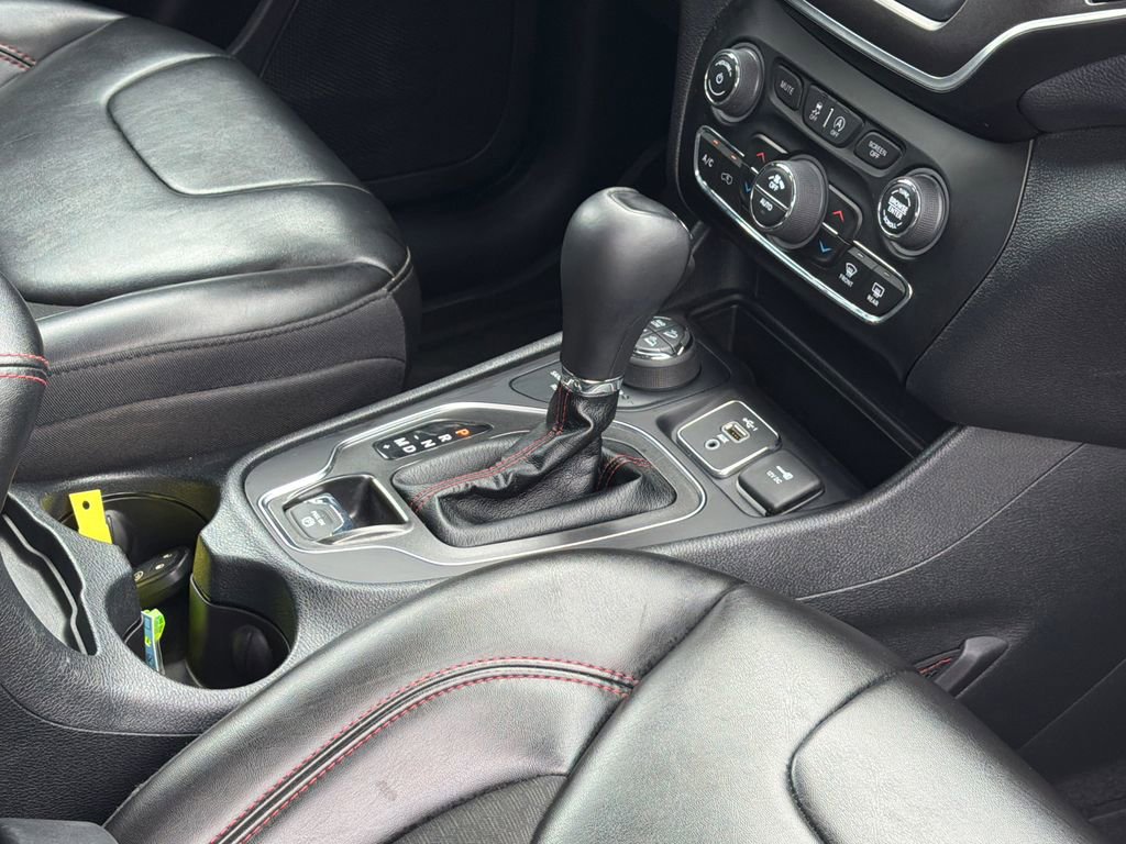 Used 2020 Jeep Cherokee Trailhawk w/ Cold Weather Group AWD/4WD image 9