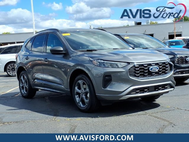 Used 2024 Ford Escape ST-Line w/ Tech Pack #1 AWD/4WD image 2