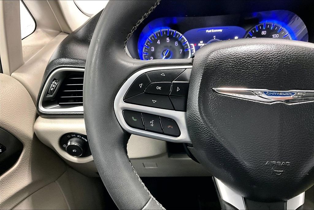 Used 2023 Chrysler Pacifica Touring-L FWD image 23