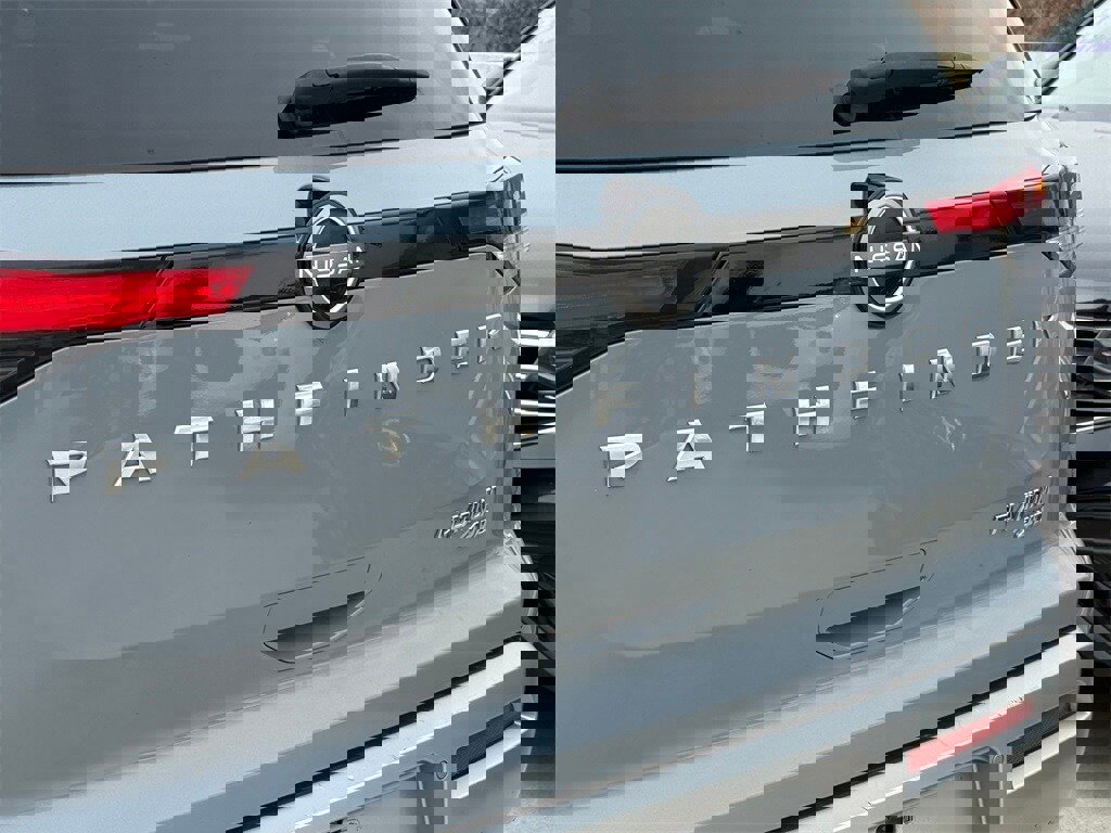 Used 2023 Nissan Pathfinder Platinum w/ Lighting Package (N92) image 11