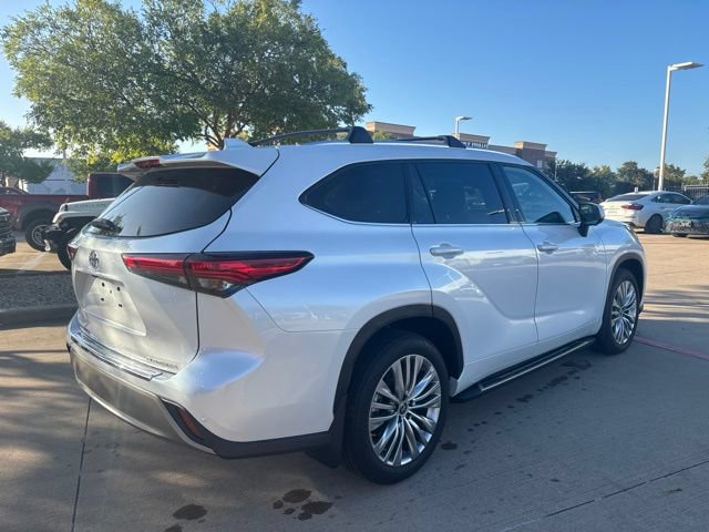 Used 2023 Toyota Highlander Platinum FWD image 5