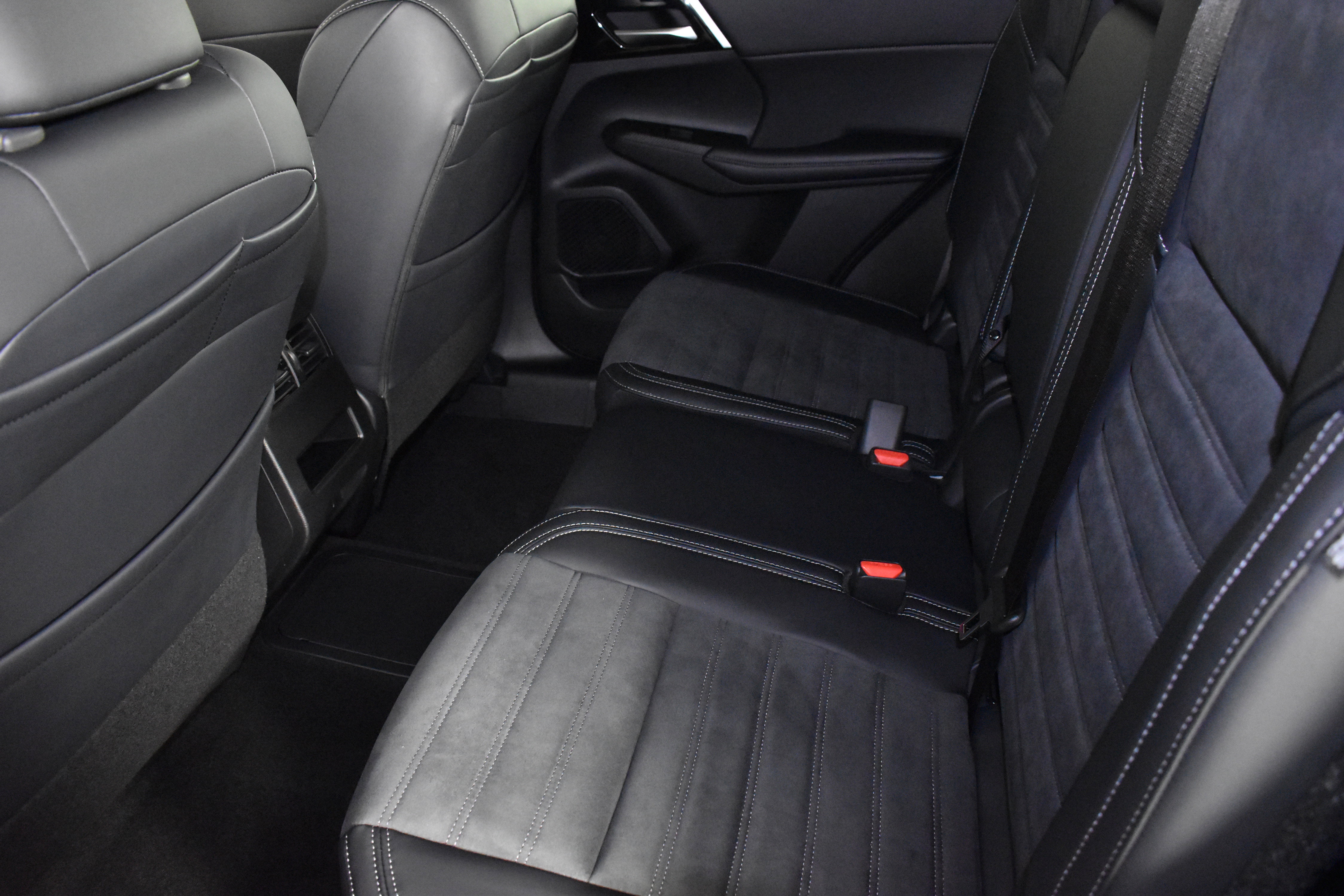 Used 2025 Mitsubishi Outlander SE image 15