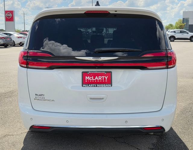 Used 2024 Chrysler Pacifica Touring-L image 6
