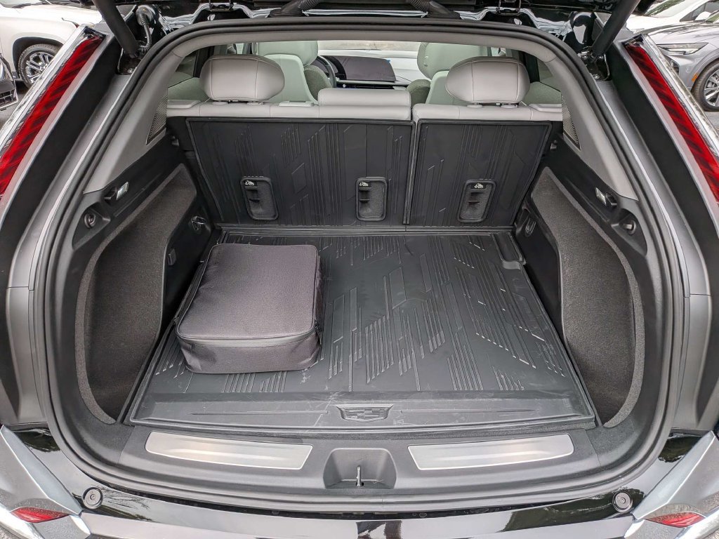 Certified 2027 Cadillac Optiq Luxury RWD image 13