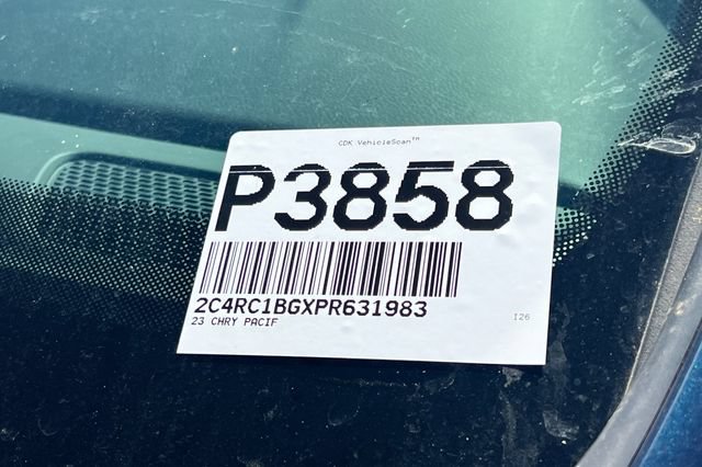 Used 2023 Chrysler Pacifica Touring-L FWD image 8