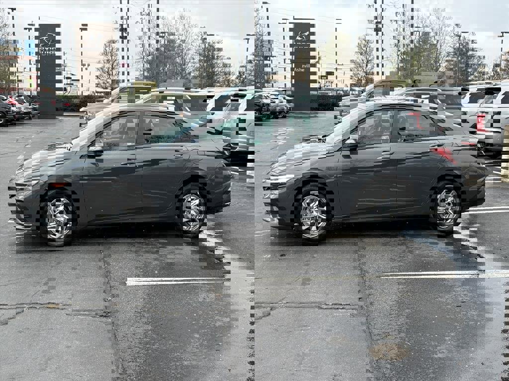 Certified 2025 Hyundai Elantra SE image 3