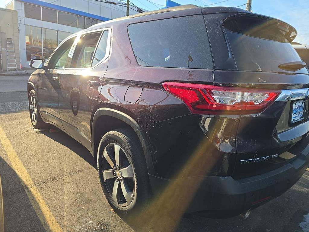 Used 2020 Chevrolet Traverse LT w/ LT Premium Package image 3