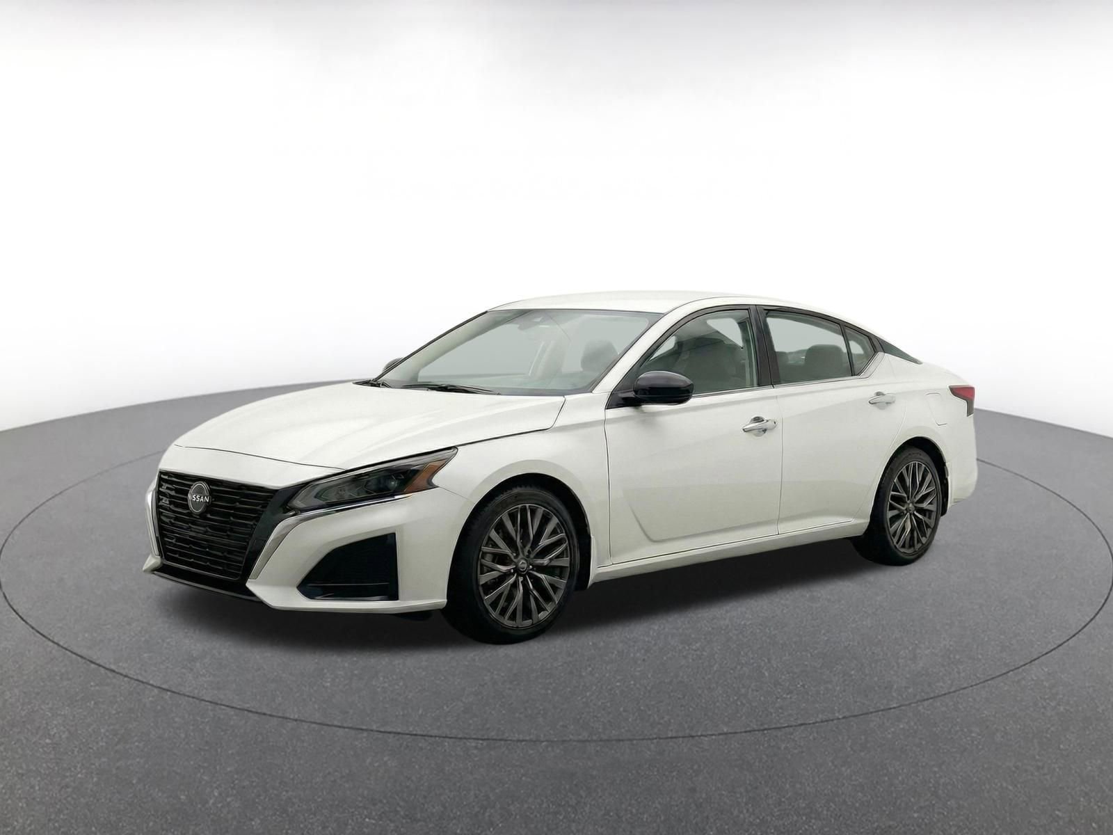 Used 2025 Nissan Altima 2.5 SV FWD image 3