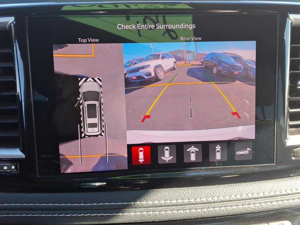 Used 2021 Chrysler Pacifica Touring-L image 9