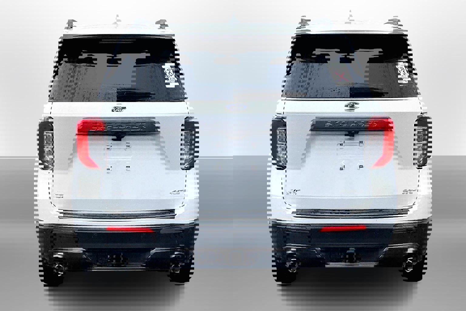 Used 2022 Ford Explorer XLT w/ Equipment Group 202A image 4