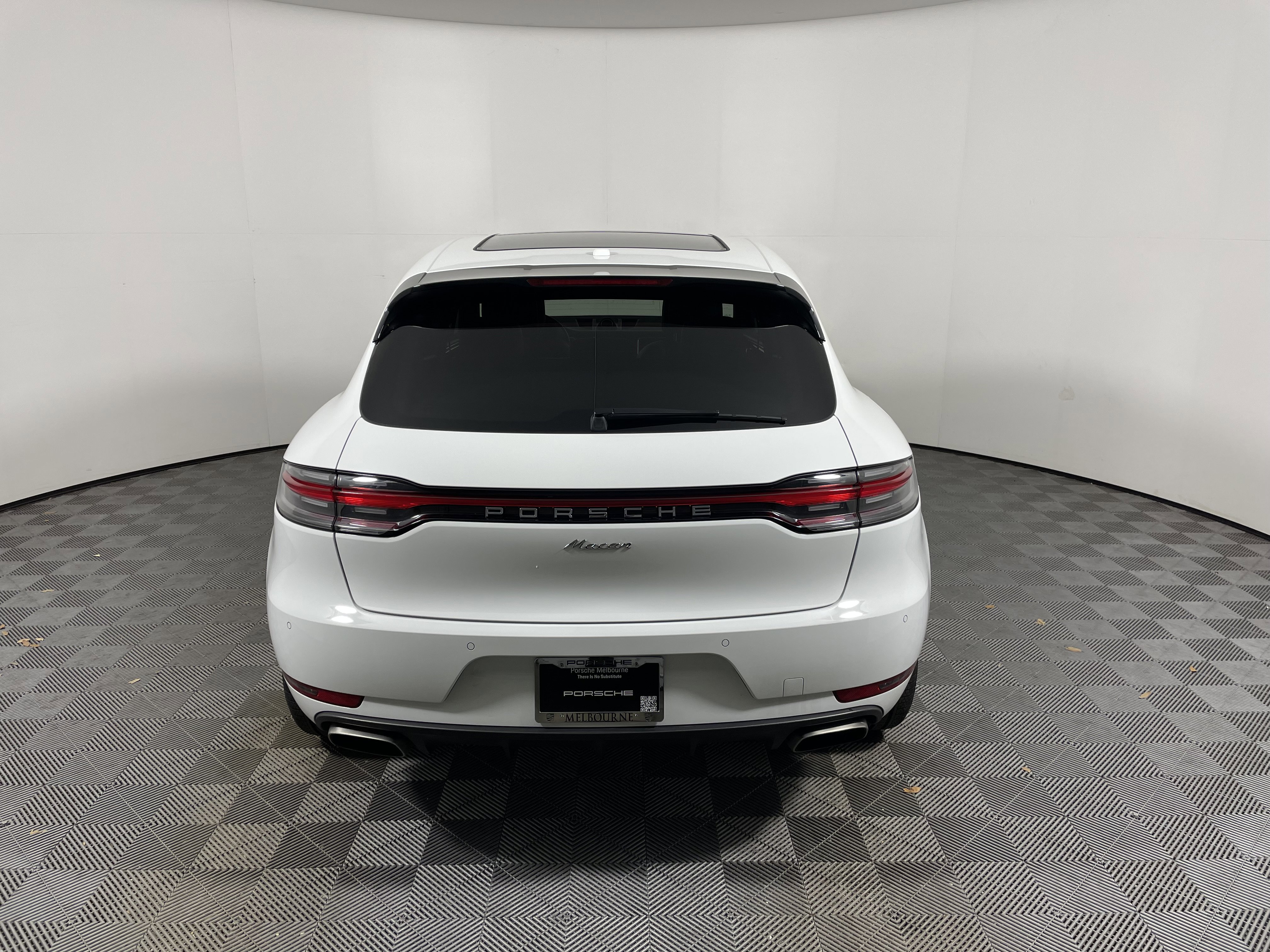 Certified 2021 Porsche Macan image 6