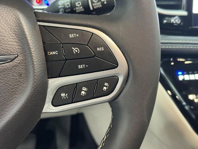 Used 2024 Chrysler Pacifica Limited FWD image 17