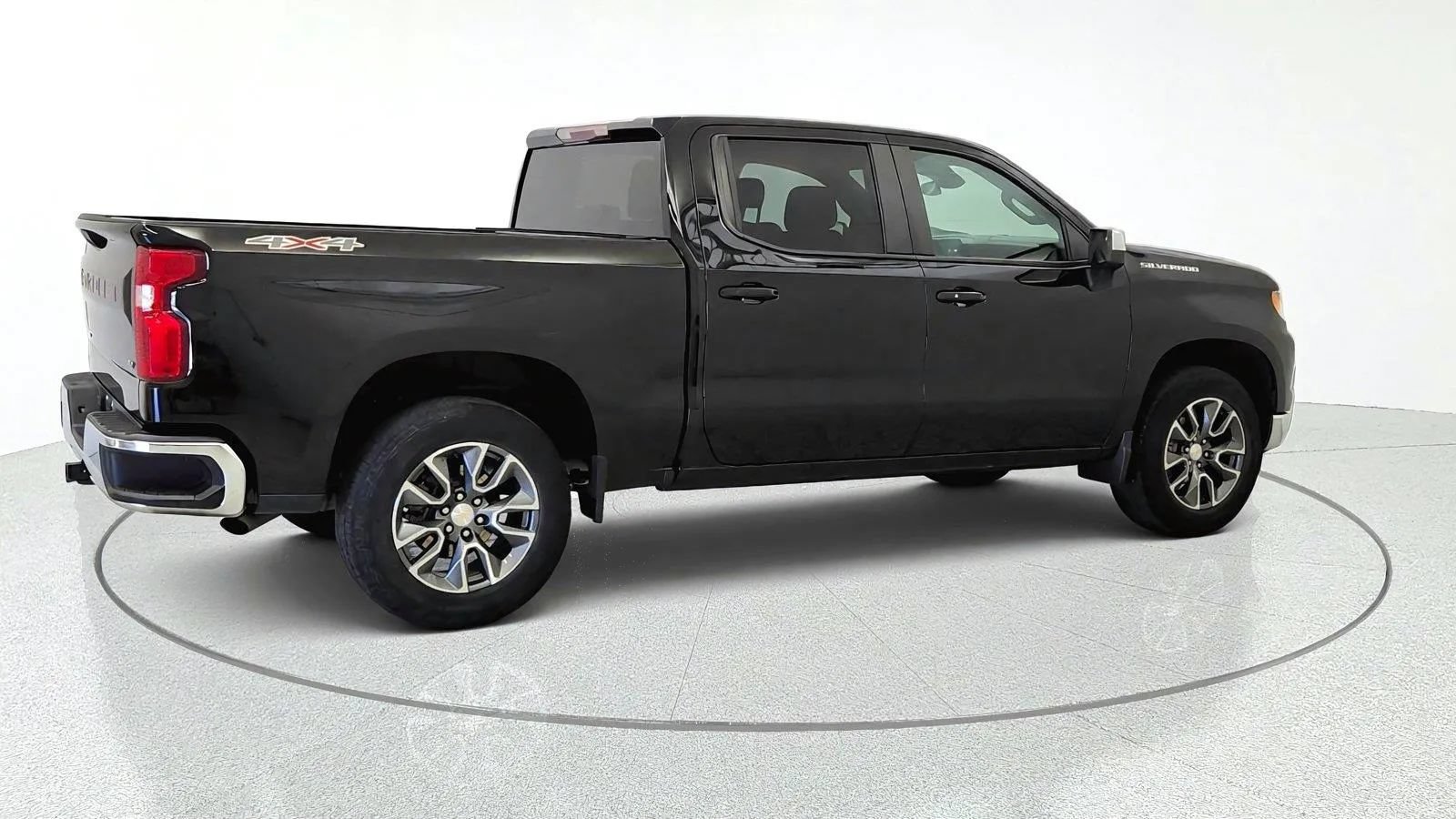 Used 2024 Chevrolet Silverado 1500 LT AWD/4WD image 9