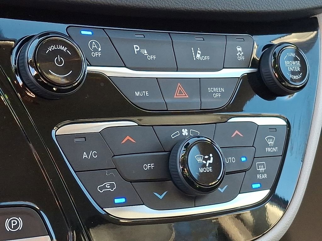 Used 2023 Chrysler Pacifica Touring-L FWD image 13