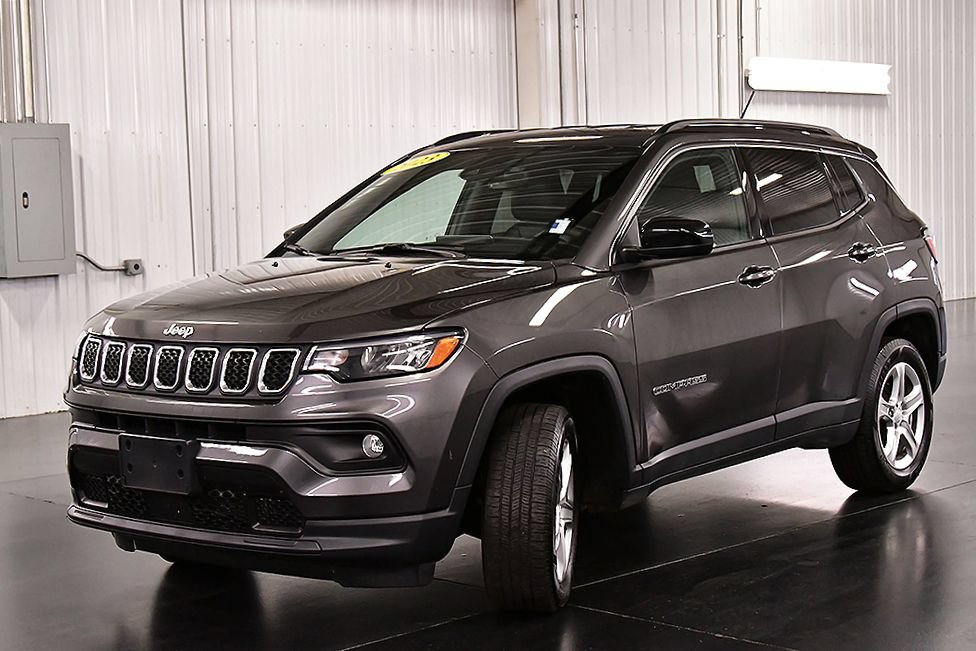 Used 2023 Jeep Compass Latitude w/ Convenience Group AWD/4WD image 3
