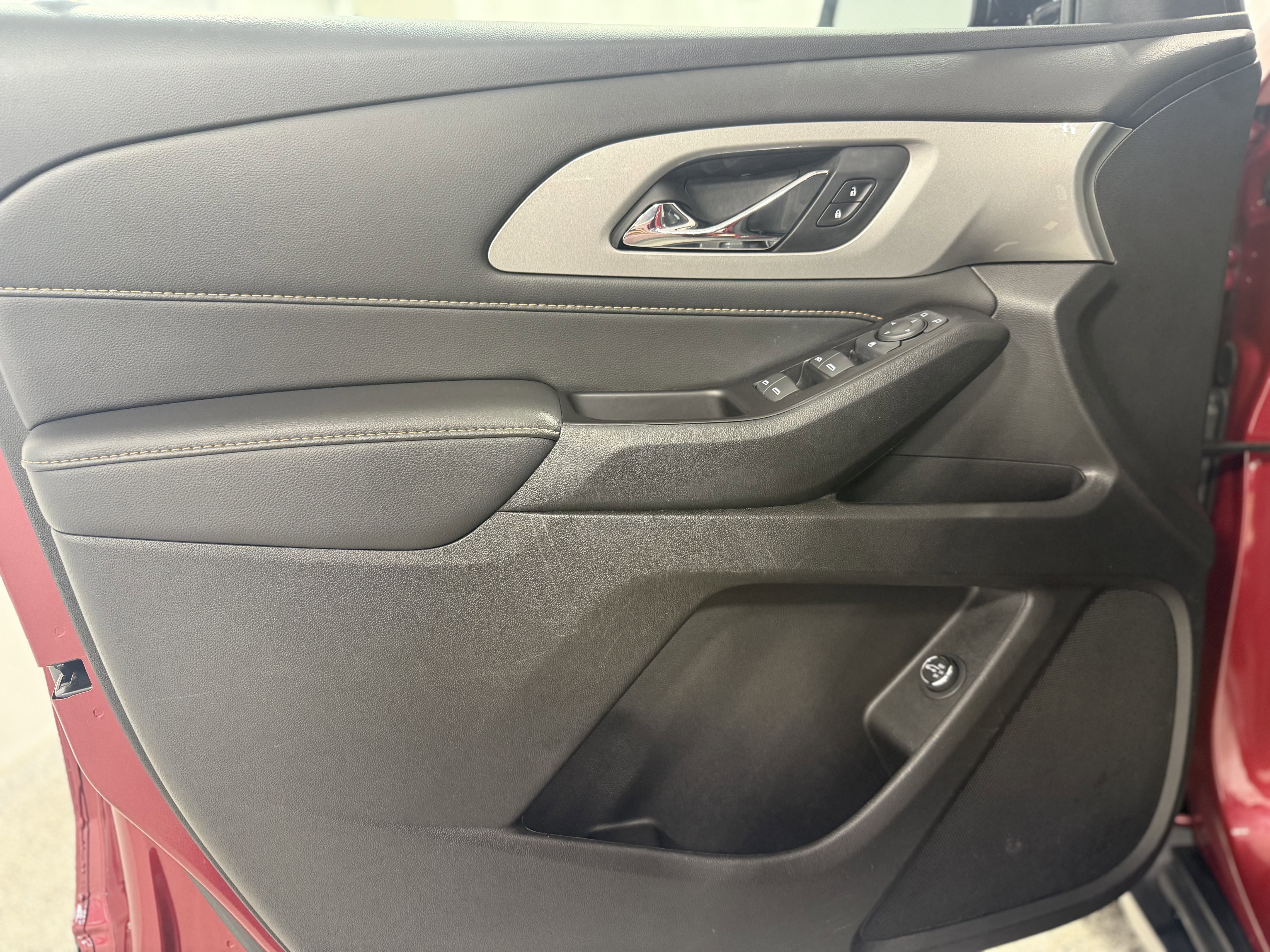 Used 2020 Chevrolet Traverse LT image 11