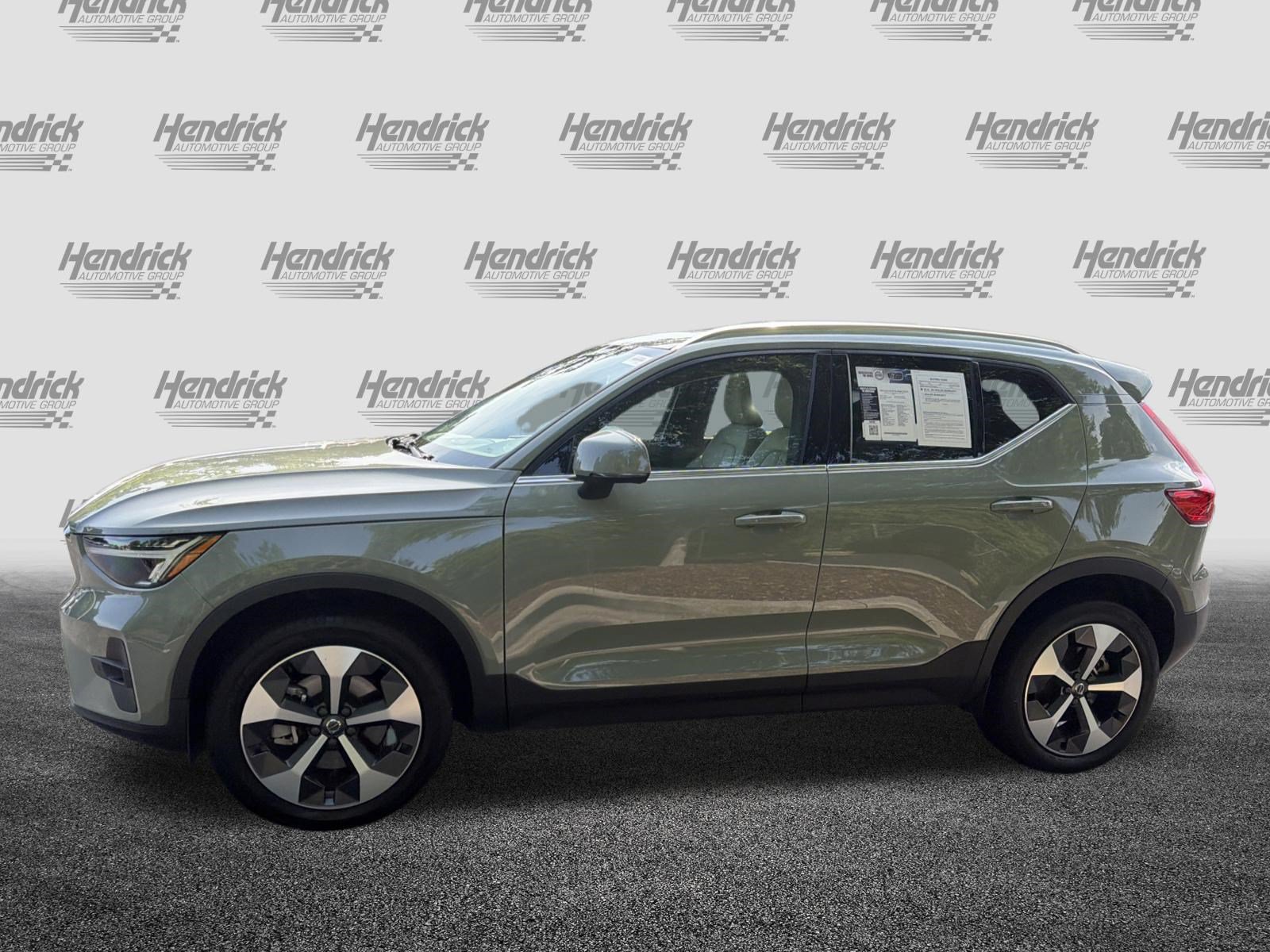 Certified 2023 Volvo XC40 B5 Plus AWD/4WD image 7