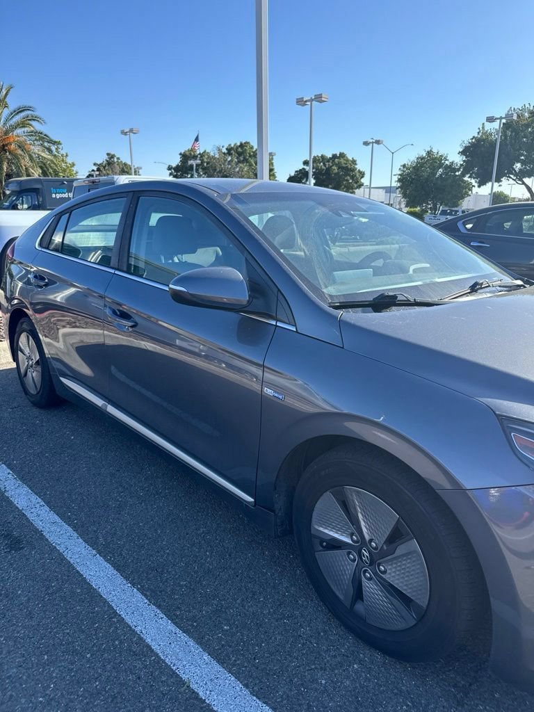 Used 2020 Hyundai Ioniq SE FWD image 1