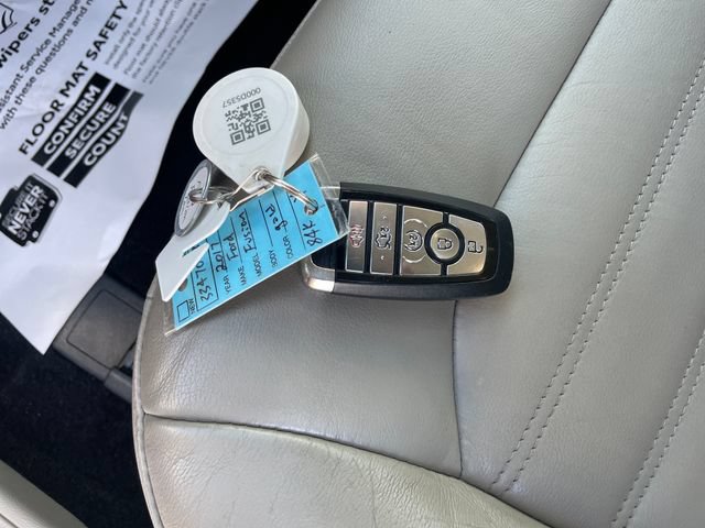 Used 2017 Ford Fusion SE w/ Fusion SE Technology Package FWD image 29
