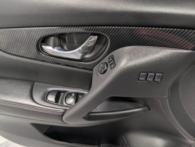 Used 2017 Nissan Rogue SL w/ SL Premium Package image 16