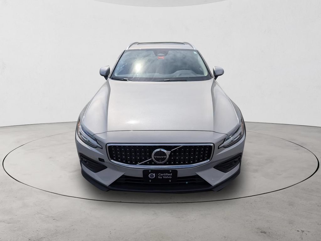 Certified 2025 Volvo V60 B5 Cross Country Plus AWD/4WD image 2