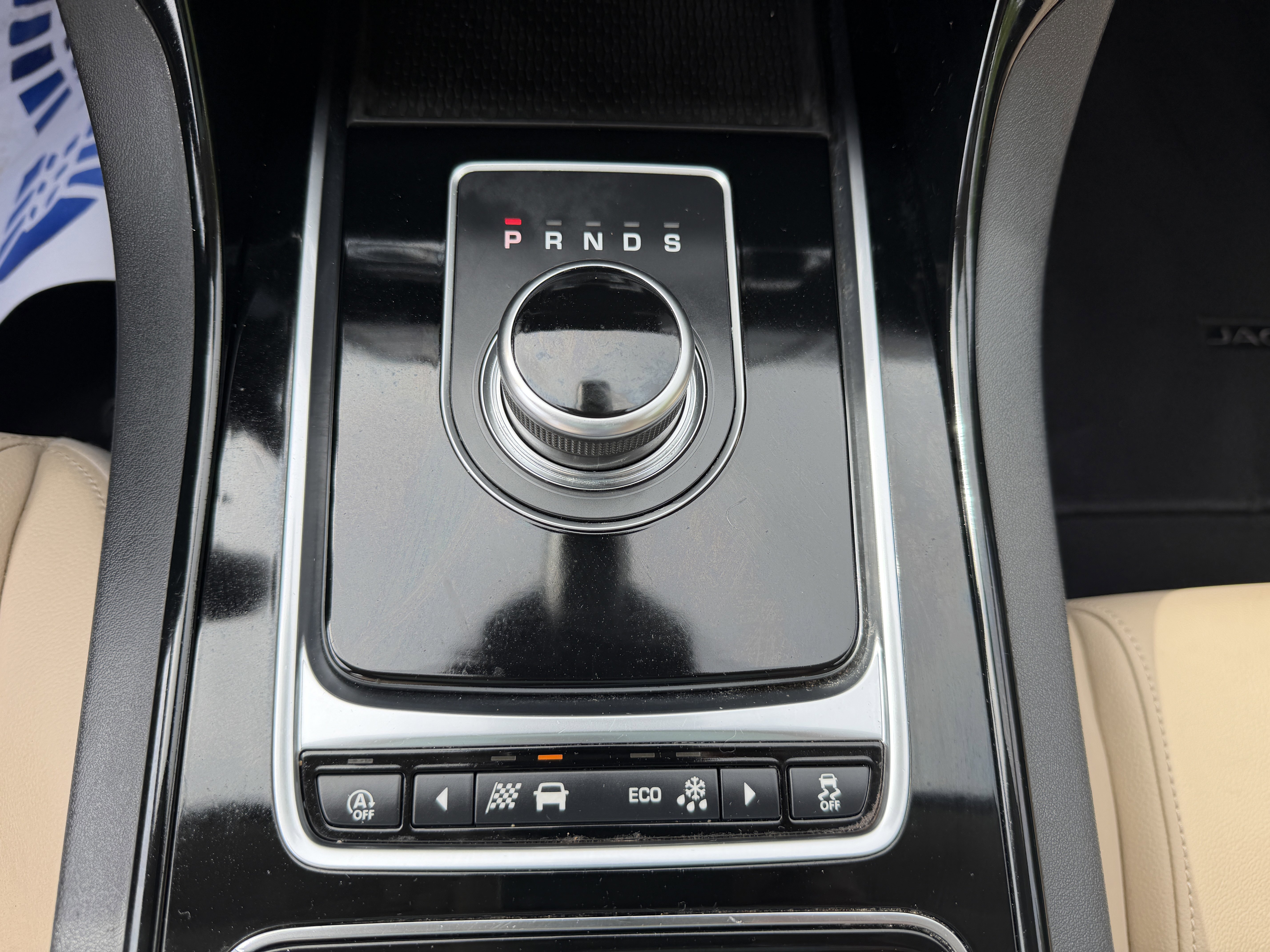 Used 2018 Jaguar XE image 27