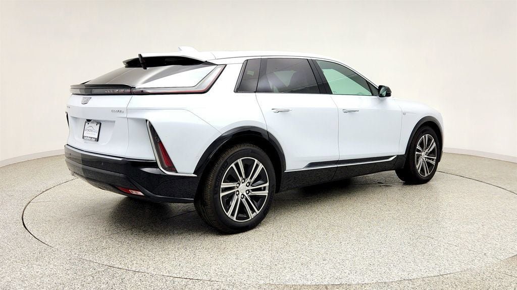 Used 2026 Cadillac Lyriq Luxury AWD/4WD image 5
