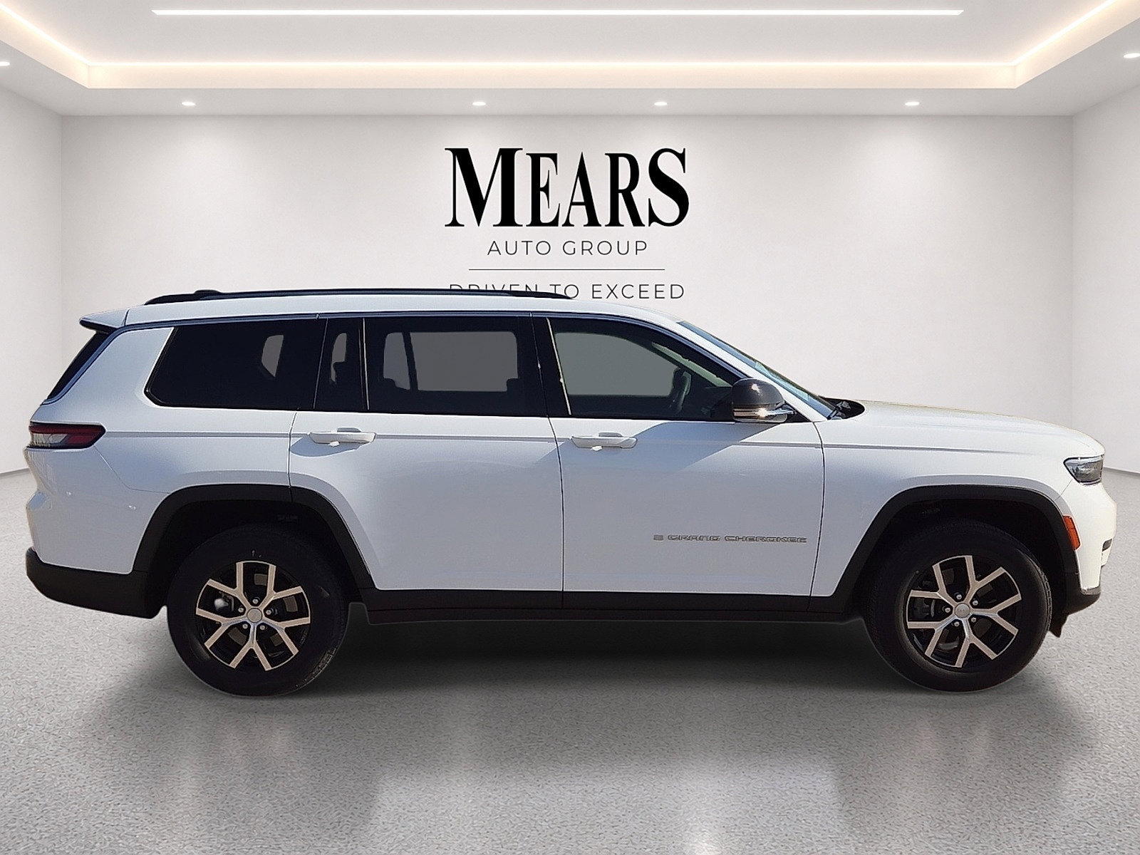 Used 2023 Jeep Grand Cherokee L Limited AWD/4WD image 6