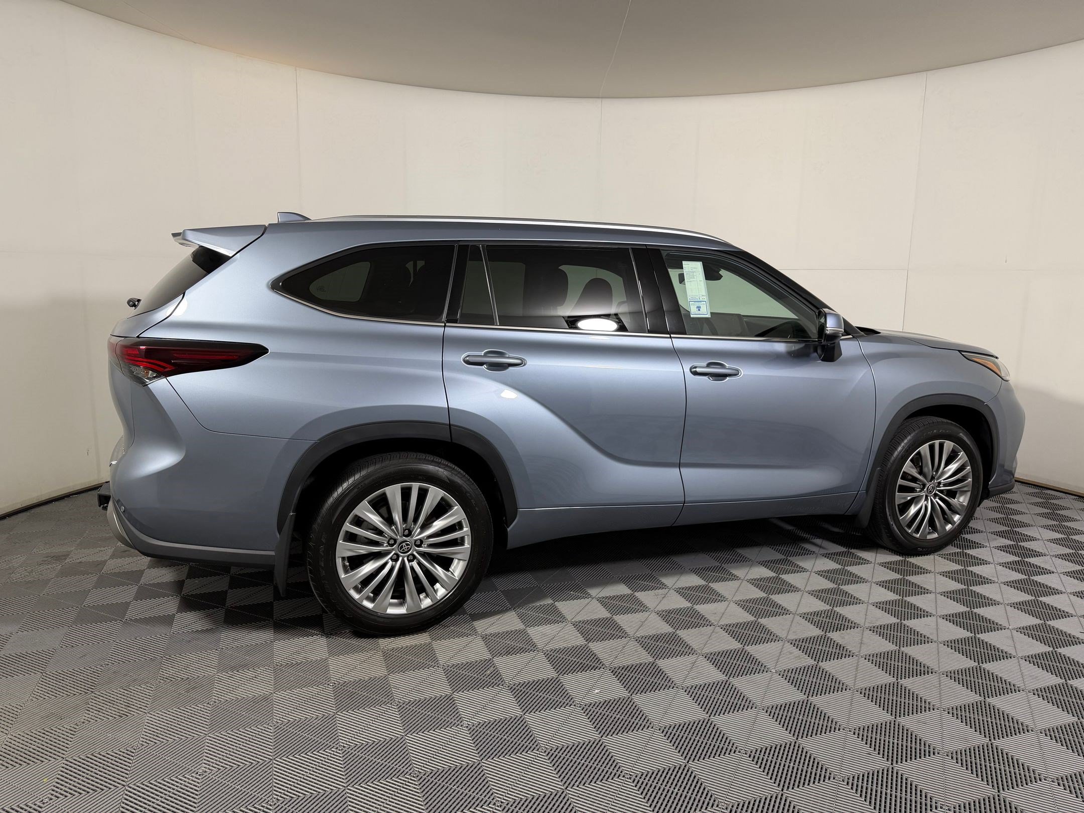 Used 2024 Toyota Highlander Platinum FWD image 7