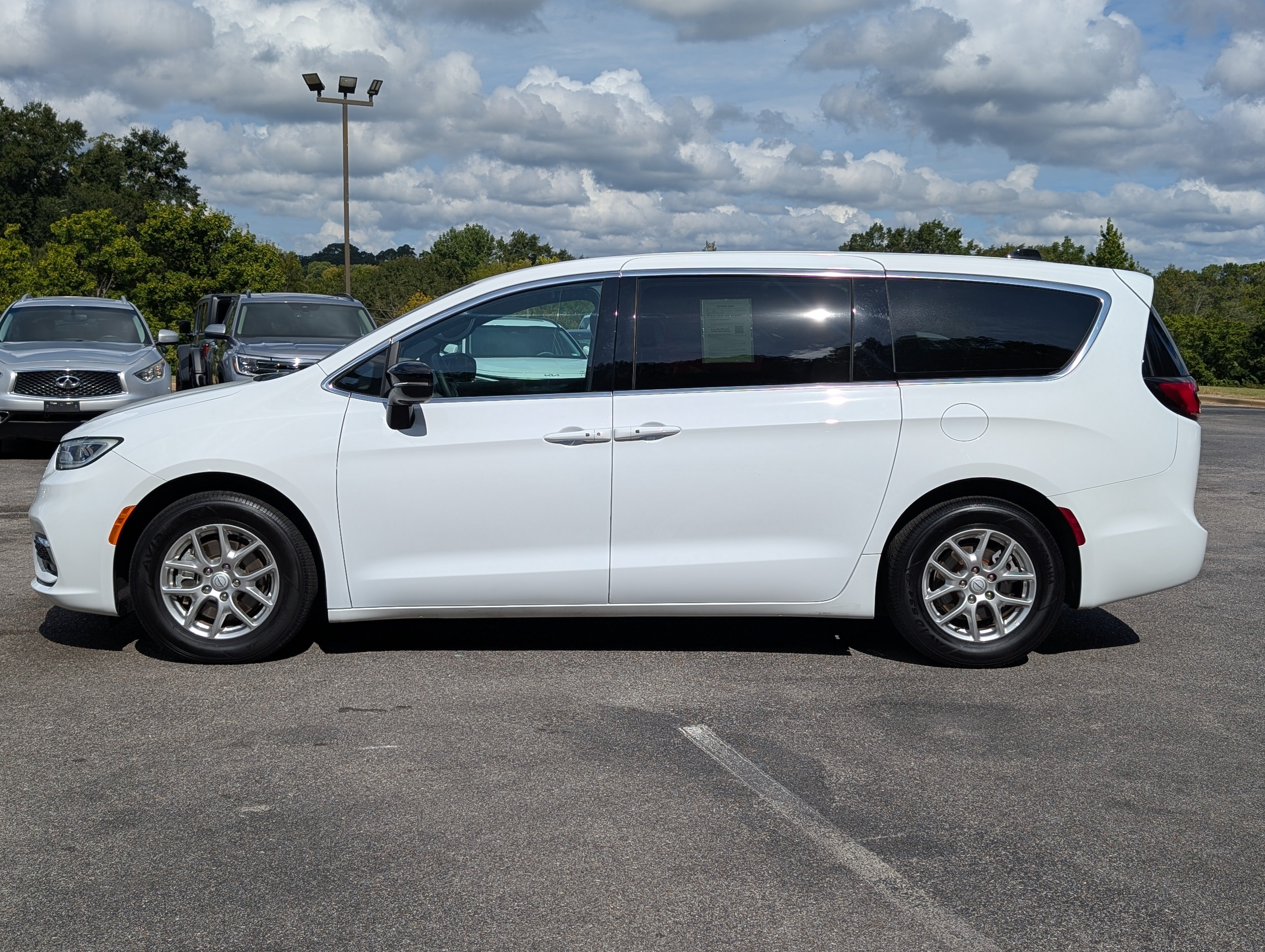 Used 2026 Chrysler Pacifica Select FWD image 6