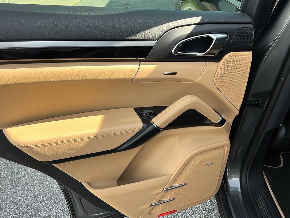 Used 2014 Porsche Cayenne Platinum Edition AWD/4WD image 26