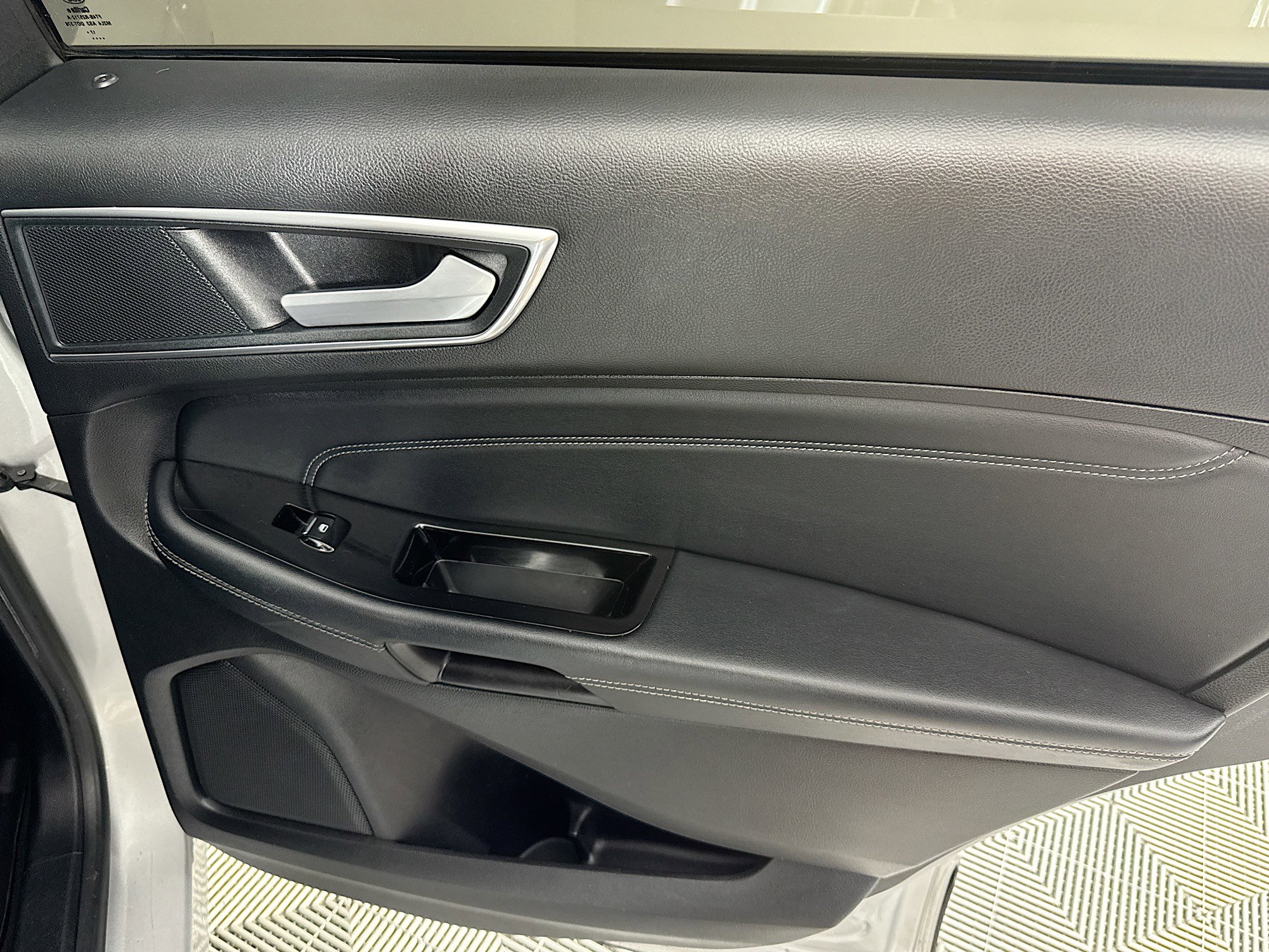 Used 2018 Ford Edge Titanium FWD image 27