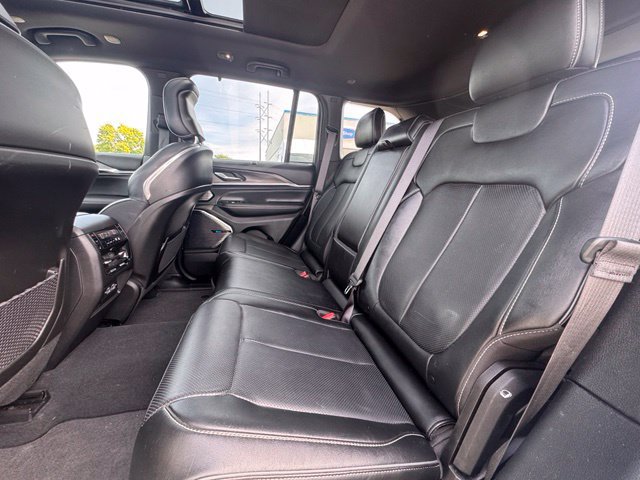 Used 2023 Jeep Grand Cherokee Overland w/ Luxury Tech Group IV AWD/4WD image 12