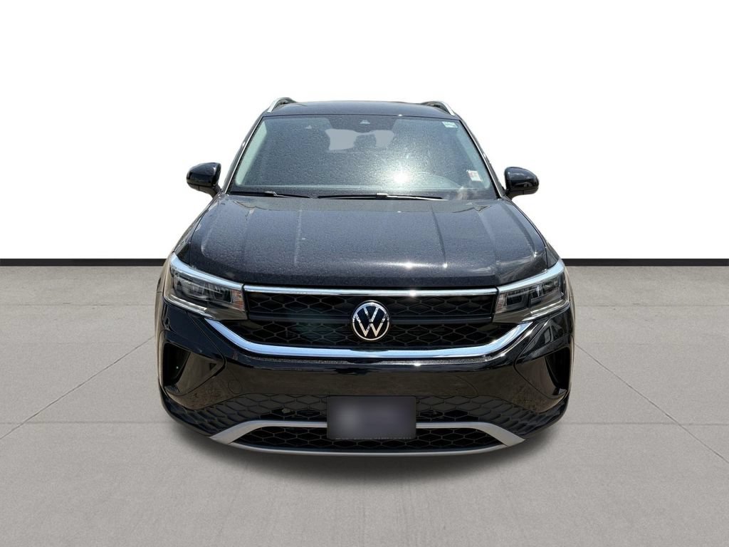 Used 2024 Volkswagen Taos SE FWD image 2