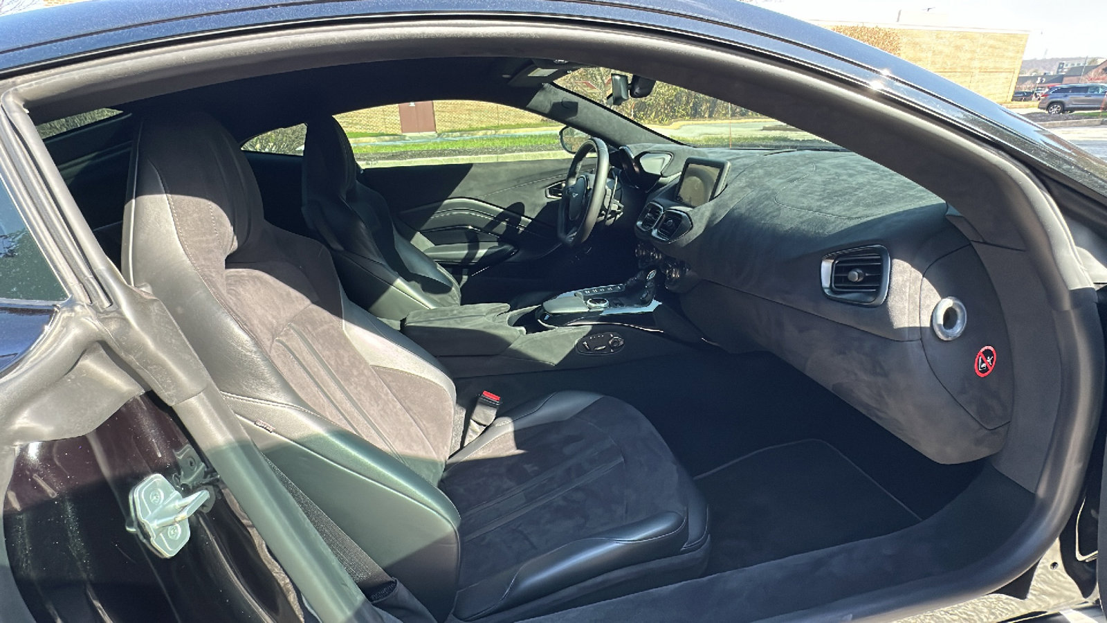 Used 2020 Aston Martin V8 Vantage Coupe image 24