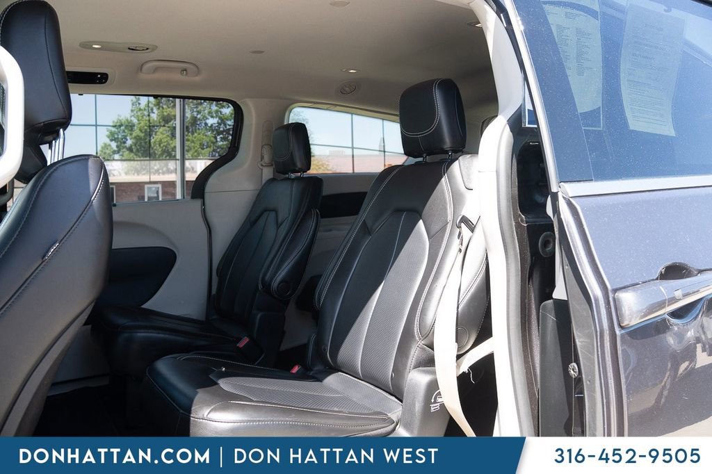 Used 2023 Chrysler Pacifica Touring-L FWD image 16