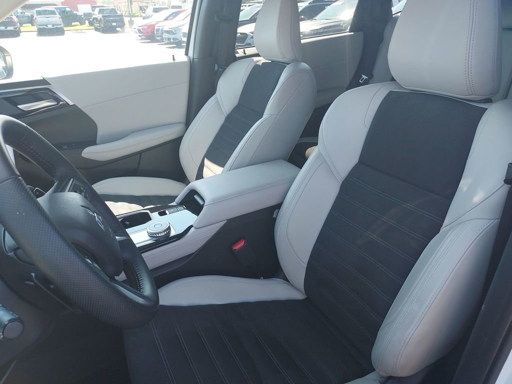 Used 2025 Mitsubishi Outlander SE FWD image 17