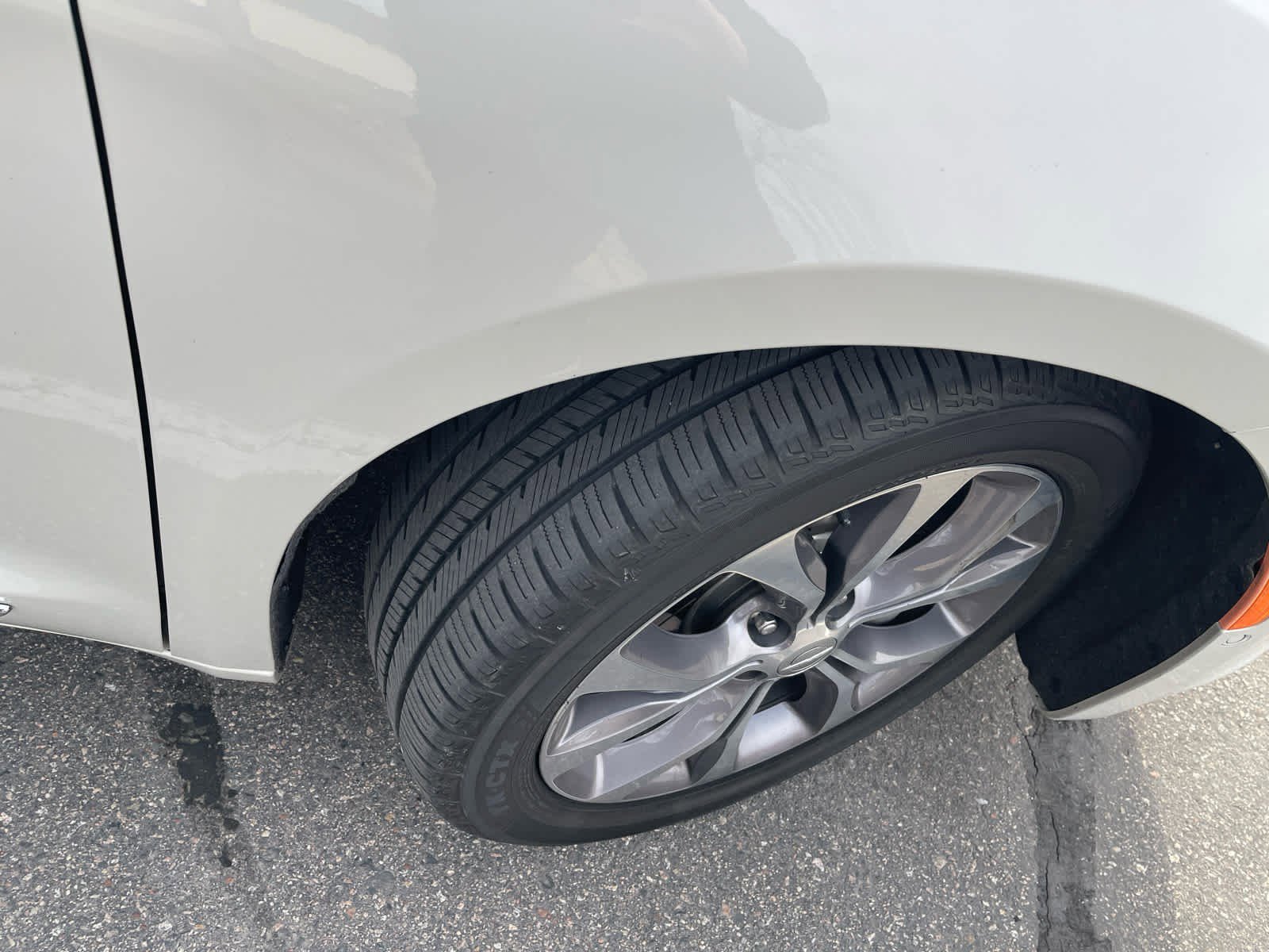 Used 2020 Chrysler Pacifica Limited w/ Tire & Wheel Group image 4